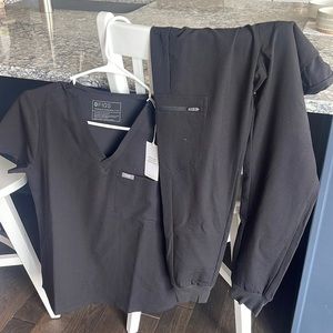 FIGS BLACK JOGGER SET. NWT.